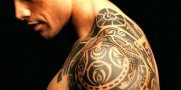 Какое выбрать тату для плеча: особенности нанесения изображения и символика