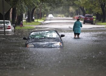 Чем для машины опасны глубокие лужи и почему водителям так важно их избегать