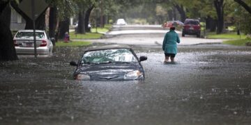 Чем для машины опасны глубокие лужи и почему водителям так важно их избегать