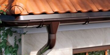 Металлические водосточные системы: достоинства и установка