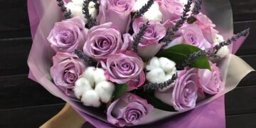 Сочетание роз с другими цветами в букетах: правила и советы