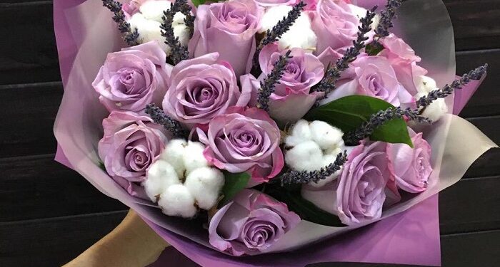 Сочетание роз с другими цветами в букетах: правила и советы