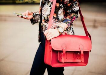 Features of choosing designer handbags and advice from professional stylists