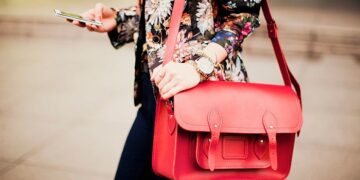 Features of choosing designer handbags and advice from professional stylists