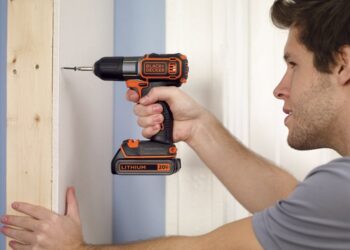 Шуруповерт для дому: основні види та рекомендації щодо вибору