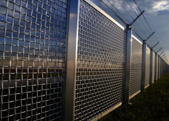 На каких объектах используется металлическая сетка для ограждения