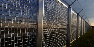 На каких объектах используется металлическая сетка для ограждения