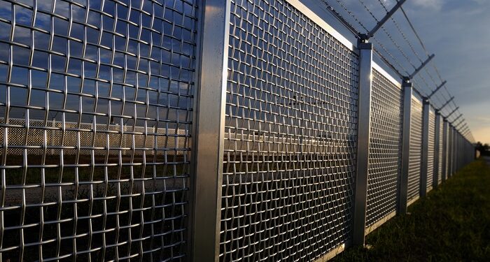 На каких объектах используется металлическая сетка для ограждения