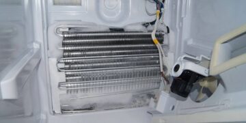Почему холодильник не морозит: основные причины и решения