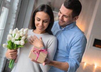 Як привітати рідну жінку з Днем Народження: цікаві ідеї та поради