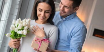 Як привітати рідну жінку з Днем Народження: цікаві ідеї та поради