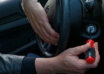 My car key is broken: what should I do, how can I remove the broken piece and avoid damage