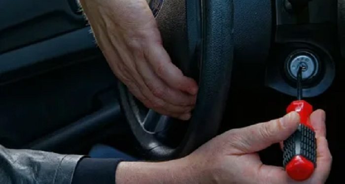 My car key is broken: what should I do, how can I remove the broken piece and avoid damage