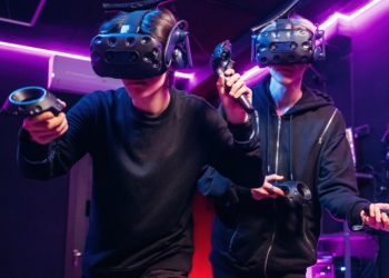 Starting a VR business from scratch: choosing a niche, equipment, team, and first sales.